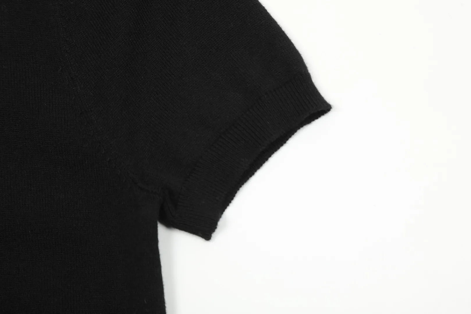 🅿️156 "Top quality" Style number: DS008# (not off the shelves all year round) [Ralph Lauren round neck solid color pony embroidered logo knitted short sleeves] ✅Ralph Lauren classic basic versatile knitted short sleeves for all seasons ✅Main supplier platform live broadcast Wholesale entity Replenish if out of stock Not off the shelf ✅ZP quality 1:1 version Scan the code to enter the GF website Counter quality ✅Detailed quality is the only one in Guangzhou Imported quality cotton yarn, focusing on high-end, cost-effective, good quality needless to say ✅The version is restored to the original version, loose, comfortable and stress-free, simple is high-end, classic is timeless ✅The upper body is simple and easy to match, a must-have for goddess ootd. Good-looking clothes are never picky. A must-have in the goddess' wardrobe. Size: S-XL Color: Army green, off-white, black, light pink, khaki, navy, light blue, mint green